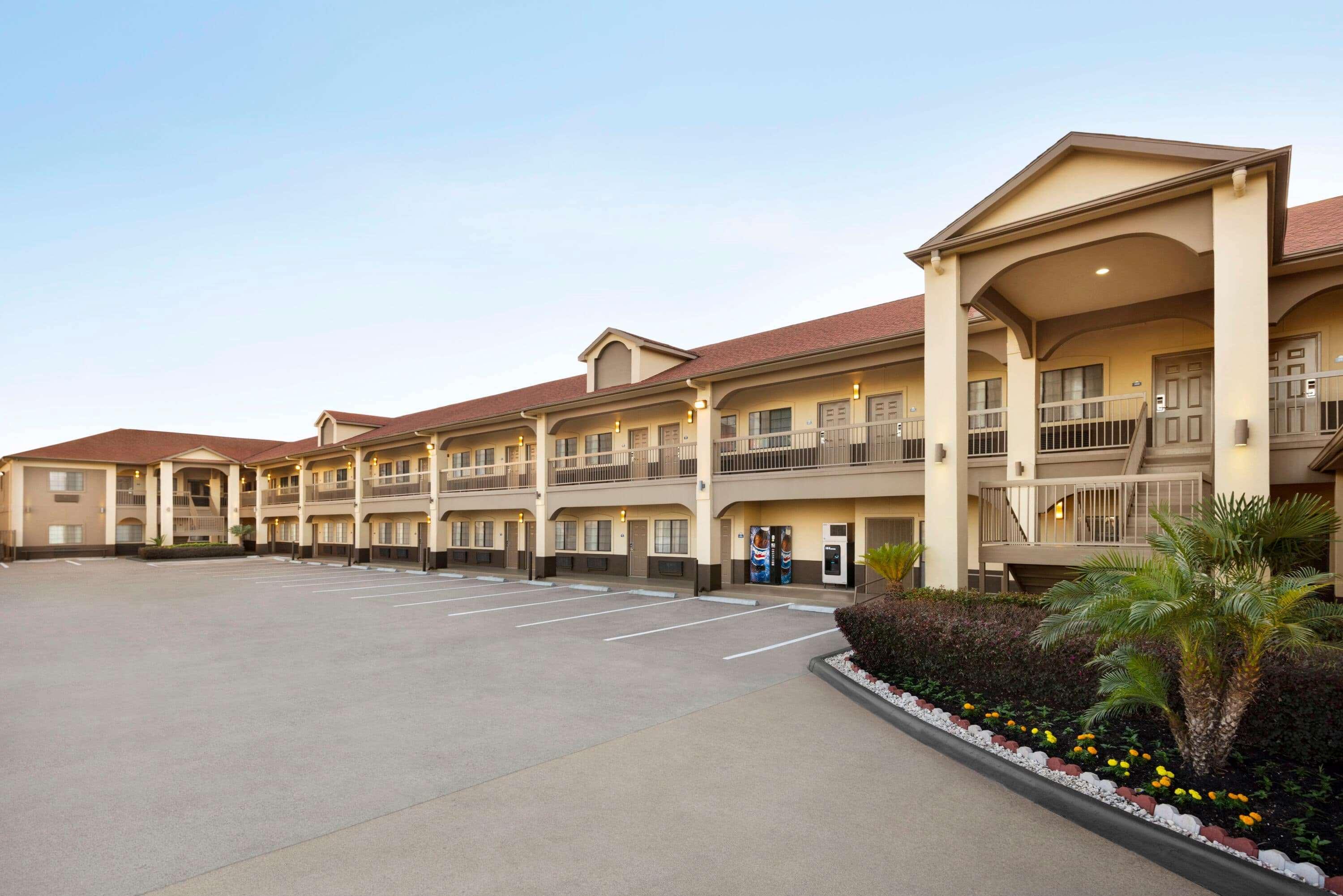 Days Inn & Suites By Wyndham Houston Hobby Airport Exterior foto